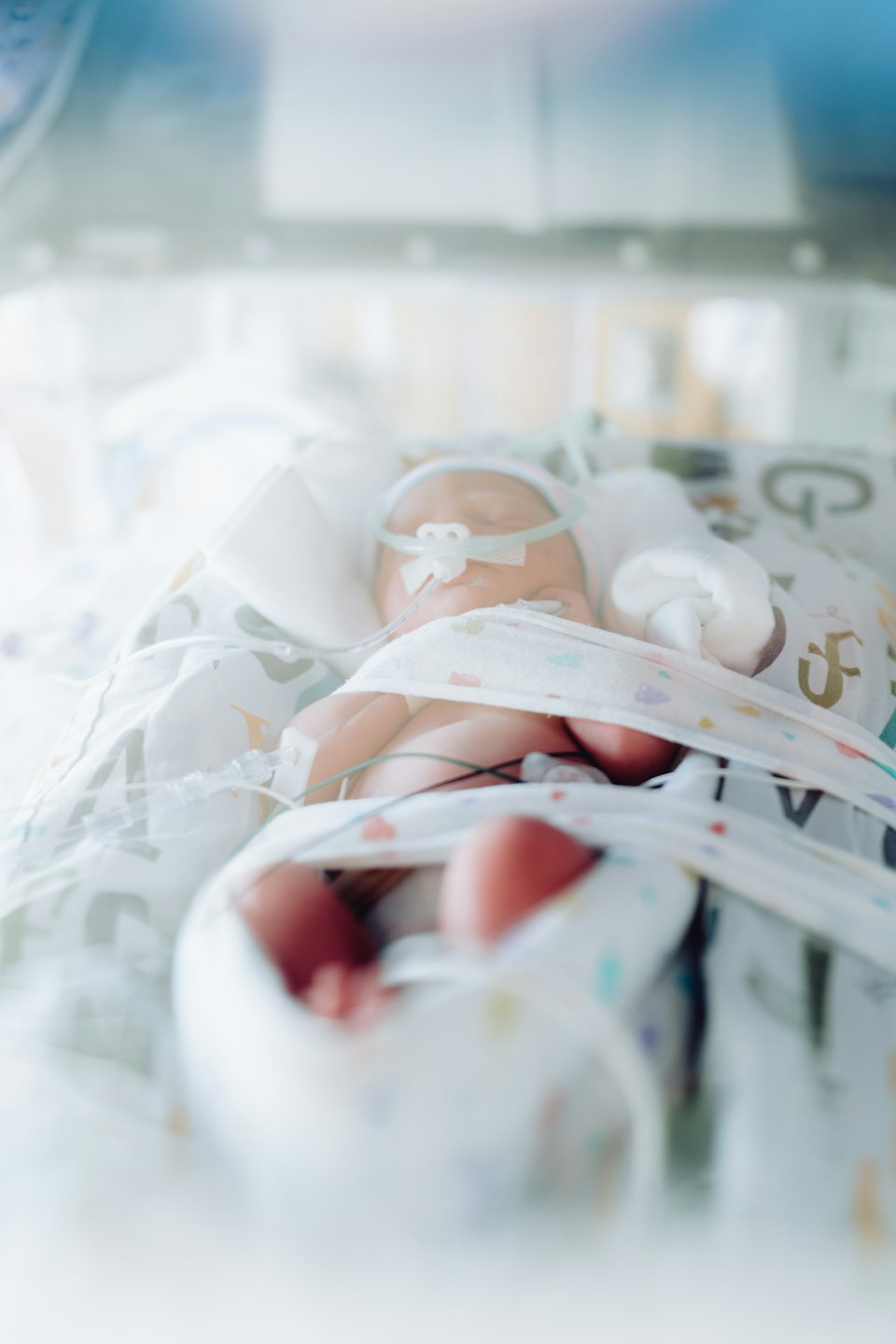 Vastsündinud beebi puhkab haigla inkubaatoris koos meditsiiniseadmetega.